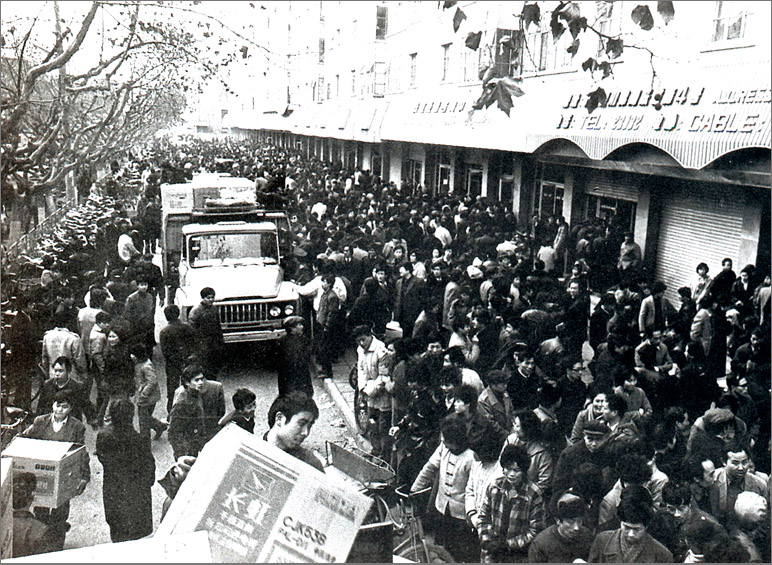 1989年，在彩電計劃調控的年代，長虹彩電的降價引發搶購潮