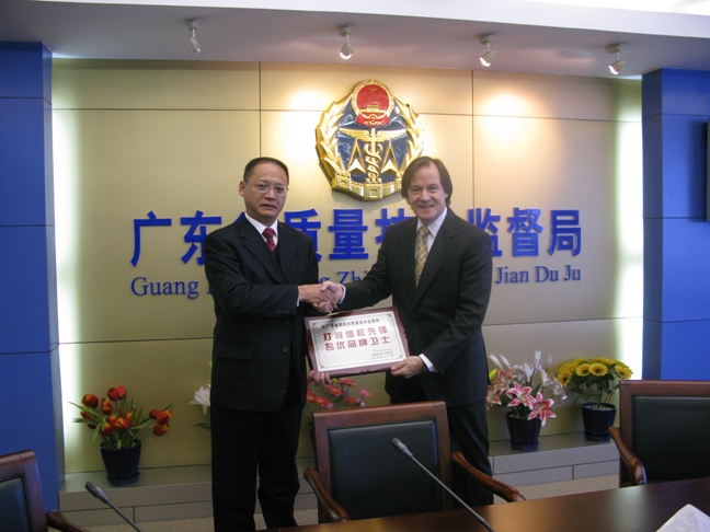 泰科電子副總裁Driscoll A. Nina先生向廣東質(zhì)監(jiān)局贈(zèng)送感謝牌匾