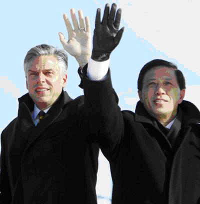 2011年1月21日美國駐中國大使洪博培和中國駐美國大使張業(yè)遂在芝加哥機(jī)場(chǎng)揮別胡錦濤專機(jī).