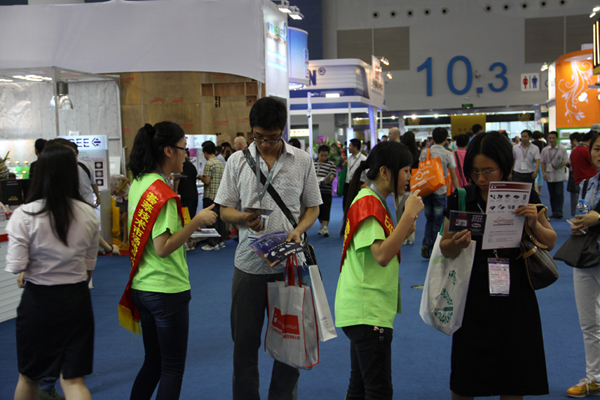 EP工作人員向觀眾派發Expo Pack