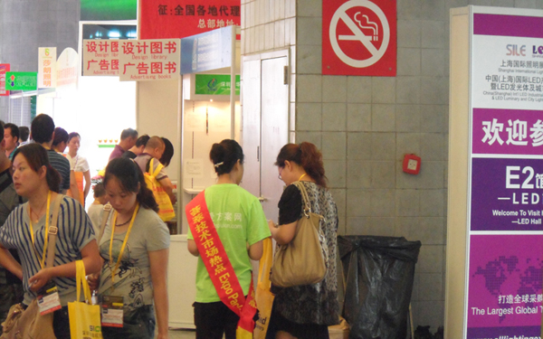 EP工作人員向觀眾派發(fā)Expo Pack