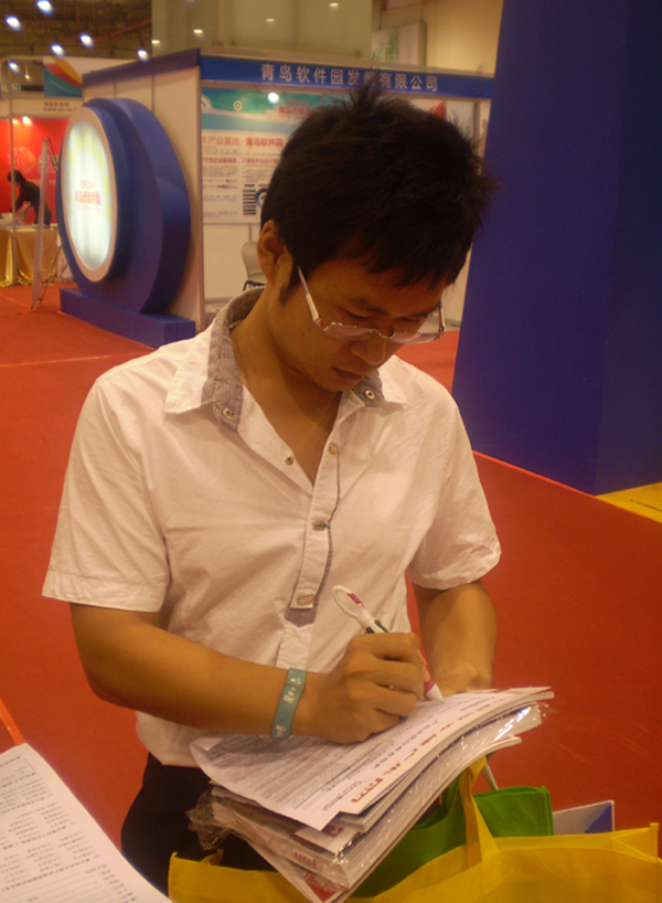 EP girl指導(dǎo)觀眾填寫(xiě)EP查詢(xún)表