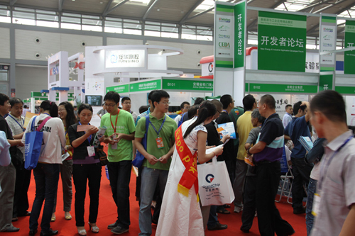 EP工作人員向觀眾派發Expo Pack