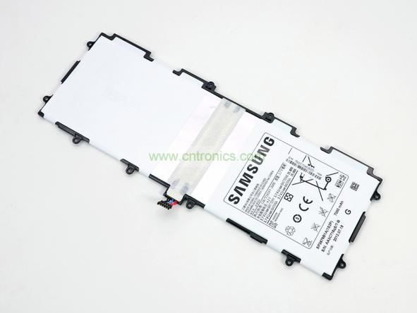 取出電池前要把周圍的帶狀電纜先拔出來,這個比較容易。Galaxy Note 10.1的電池容量為7000mAh,3.7V,預計續航時間8小時左右,重約136克,占據了整體重量的23%。不過為了減少機身厚度,電池做得很薄。