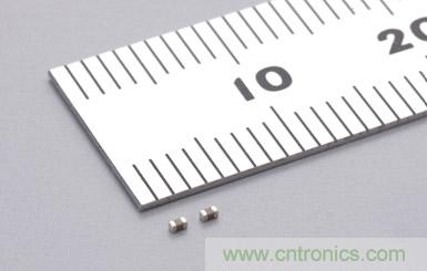  【導(dǎo)讀】目前伴隨著手機(jī)、平板電腦、LED照明等高科技電子產(chǎn)品的普及，電子設(shè)備正在不斷向小型化發(fā)展，電源的輸出功率也正在不斷增大。因此對電子設(shè)備采取過熱保護(hù)措施的重要性正在日益增強(qiáng)。其中特別對于只需組成簡單的電路就能夠發(fā)揮過熱保護(hù)作用的PTC熱敏電阻的需求正在不斷增加。本屆介紹的是村田一款1.0&times;0.5mm、溫度測量誤差&plusmn;3℃、額定零功率電阻值為1k&Omega;的片式PTC熱敏電阻。  隨著手機(jī)、平板電腦、LED照明等高科技電子產(chǎn)品的普及，電子設(shè)備正在不斷向小型化發(fā)展，電源的輸出功率也正在不斷增大，因此對電子設(shè)備采取過熱保護(hù)措施也更加重要，其中特別對于只需組成簡單的電路就能夠發(fā)揮過熱保護(hù)作用的PTC熱敏電阻的需求正在不斷增加。  現(xiàn)在具有過熱保護(hù)作用的片式PTC熱敏電阻的外形尺寸一般都大于1.6&times;0.8mm，溫度測量*2誤差也都大于&plusmn;5℃。村田利用自己開發(fā)的材料技術(shù)和生產(chǎn)工藝技術(shù)，成功地實(shí)現(xiàn)了外形尺寸為1.0&times;0.5mm、溫度測量誤差為&plusmn;3℃、額定零功率電阻值為1k&Omega;的片式PTC熱敏電阻系列產(chǎn)品的商品化。我們根據(jù)該產(chǎn)品的溫度測量值，在從80℃至150℃的范圍中以10℃為單位，劃分了各系列產(chǎn)品。  產(chǎn)品特點(diǎn)      * 外形尺寸小 (1.0&times;0.5mm)     * 溫度測量誤差小 (電阻值為100k&Omega;和10k&Omega;時(shí)，溫度測量誤差分別為&plusmn;3℃和&plusmn;5℃)     * 擁有豐富的以10℃為單位的系列產(chǎn)品，能夠滿足客戶的各種溫度測量要求 (80℃～150℃ (電阻值為100k&Omega;時(shí)) ; 65℃～135℃ (電阻值為10k&Omega;時(shí)) )     * 符合TUV和UL安規(guī)標(biāo)準(zhǔn)  用途      * LED燈的過熱保護(hù)和電力控制     * 筆記本電腦的電源散熱等; DC-DC轉(zhuǎn)換器的MOSFET*3過熱保護(hù); 鋰離子電池保護(hù)電路中的MOSFET過熱保護(hù)     * 電動機(jī)逆變器和線圈的過熱保護(hù)和電力控制  術(shù)語說明  *1 熱敏電阻: 	對熱敏感的半導(dǎo)體電阻，其電阻值會隨溫度的變化而改變。一般來說，許多人都知道電阻值會隨著溫度的上升而逐步減小的NTC (負(fù)溫度系數(shù)) 熱敏電阻。然而在熱敏電阻中，還有一種當(dāng)溫度超過一定的溫度 (居里溫度*4) 時(shí)，其電阻值會隨著溫度的升高而急劇增大的元件，這就是PTC (正溫度系數(shù)) 熱敏電阻 (POSISTOR?*5) 。PTC熱敏電阻不僅具備過熱保護(hù)功能，還具有特有的電阻溫度特性，可被用來控制電流和電力。 *2 溫度測量: 	此系列產(chǎn)品最適用于檢測電阻值達(dá)到10k&Omega;或100k&Omega;時(shí)的溫度。 *3 MOSFET: 	Metal-Oxide-Semiconductor Field-Effect Transistor (金屬-氧化層-半導(dǎo)體-場效晶體管) 的縮寫。 MOSFET適合作為DC-DC轉(zhuǎn)換器的開關(guān)元件和一般的電流開關(guān)等元件。如果其工作溫度超過了一定的溫度，F(xiàn)ET (場效晶體管) 就會被損壞，因此通過使用具有過熱保護(hù)作用的POSISTOR?，就能夠防止FET因過熱而損壞。 *4 居里溫度: 	也稱居里點(diǎn) (Currie Point) 。我公司將電阻值達(dá)到溫度為25℃時(shí)的電阻值 (額定零功率電阻值) 的2倍時(shí)的溫度定義為居里溫度。 *5 POSISTOR?: 	是株式會社村田制作所的注冊商標(biāo)。  系列產(chǎn)品型號      * PRF15AR102RB6RC     * PRF15BA102RB6RC     * PRF15BB102RB6RC     * PRF15BC102RB6RC     * PRF15BD102RB6RC     * PRF15BE102RB6RC     * PRF15BF102RB6RC     * PRF15BG102RB6RC  特性圖  特性圖  電氣特性  產(chǎn)品型號 	特性 	額定零功率  電阻值(在環(huán)境溫度為+25℃的條件 下) 	 電阻值為10k&Omega;時(shí)的溫度測量值 	電阻值為100k&Omega;時(shí)的溫度測量值 	最大電壓 PRF15AR102RB6RC 	AR 	1k&Omega;&plusmn;50% 	135&plusmn;5℃ 	150&plusmn;3℃ 	32VDC PRF15BA102RB6RC 	BA 	125&plusmn;5℃ 	140&plusmn;3℃ PRF15BB102RB6RC 	BB 	115&plusmn;5℃ 	130&plusmn;3℃ PRF15BC102RB6RC 	BC 	105&plusmn;5℃ 	120&plusmn;3℃ PRF15BD102RB6RC 	BD 	95&plusmn;5℃ 	110&plusmn;3℃ PRF15BE102RB6RC 	BE 	85&plusmn;5℃ 	100&plusmn;3℃ PRF15BF102RB6RC 	BF 	75&plusmn;5℃ 	90&plusmn;3℃ PRF15BG102RB6RC 	BG 	65&plusmn;5℃ 	80&plusmn;3℃ 外形尺寸圖  外形尺寸圖 生產(chǎn)體制  村田制作所八日市事業(yè)所在2011年3月開始了該系列產(chǎn)品的量產(chǎn)活動。 樣品價(jià)格  10日元/個(gè)