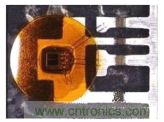 圖2：對(duì)于車(chē)用級(jí)R2Coupler產(chǎn)品如ACPL-M43T光電耦合器，Avago使用雙線強(qiáng)化關(guān)鍵功能連接