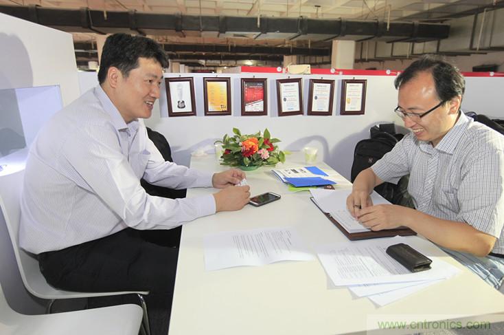 左一，Molex高級地區(qū)營業(yè)經(jīng)理王中