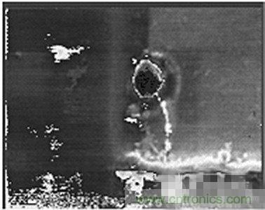 受ESD影響，氧化物沖進一個小孔