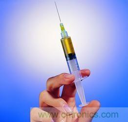 【導(dǎo)讀】不用針頭也能注射，孩子再也不用害怕打針了。日本開發(fā)的一種新型注射器不用針頭而靠氣泡壓力注射，只需將注射器緊貼皮膚，沒有疼痛感就可以將藥物高精度地輸送到目標(biāo)位置。 　　 目前市場(chǎng)上也存在無針注射器，它們通常是依靠彈簧的力量產(chǎn)生高壓來發(fā)射液體，穿透皮膚后將藥物送到肌肉，但卻有可能損害神經(jīng)，而且多少還是有一些疼痛感。 　　 芝浦工業(yè)大學(xué)副教授山西陽子率領(lǐng)的研究小組新開發(fā)的這種無針注射器全長約10厘米，它利用在液體中施加電壓來高速發(fā)射氣泡，利用氣泡破裂的力量在細(xì)胞上開出微細(xì)的孔，然后通過這個(gè)孔將含有藥物的微小氣泡注入細(xì)胞內(nèi)部。氣泡的氣體收縮后，只有藥物到達(dá)患部。 1 由于方向性很明確，所以新型注射器能針對(duì)局部進(jìn)行高精度治療，而且由于開出的孔只有4微米左右，所以對(duì)細(xì)胞的損害很小。 　　 這種無針注射器除能注射藥物外，還可以向包括植物細(xì)胞在內(nèi)的細(xì)胞內(nèi)植入基因和開展治療，有著廣泛用途。研究小組準(zhǔn)備進(jìn)一步改良注射器結(jié)構(gòu)，對(duì)能夠注射的藥量、穿孔深度等進(jìn)行更詳細(xì)的評(píng)估，并與企業(yè)合作，爭(zhēng)取早日使新型注射器達(dá)到實(shí)用化程度。