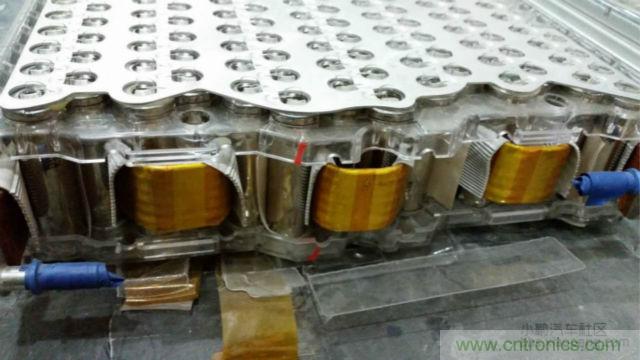 【導讀】對于電動汽車的核心&mdash;&mdash;電池，我們要求其安全、能量密度高、壽命長，充電時間短，同時又要性能卓越等等。那么對比電動汽車電池來說怎么樣才算是達標？又怎么樣才算是性能優越呢?毫無疑問鋰離子電芯作為其最基本的單元，其優劣至關重要。  電池是電動汽車的&rdquo;心臟&ldquo;。從電動汽車發展以來，各種技術路線百花爭鳴，爭論不休。其中應用最廣的鋰離子電芯，就有三元、磷酸鐵鋰、錳酸鋰等多種技術路線并存的現象。同時鋰離子電芯還分為方形，軟包，圓柱三種結構形式。  而這越是紛繁蕪雜，就越能代表了我們還在不斷探索，代表了電動汽車的急切盼望：電動汽車需要一顆強大的&ldquo;心臟&rdquo;。  對于電池包的要求  對于電動汽車的核心&mdash;&mdash;電池，我們要求其安全、能量密度高、壽命長，充電時間短，同時又要性能卓越等等。而這一項一項的要求，看似苛刻，但卻又無一不是電動汽車實現產業化的硬性指標。  那么對比電動汽車電池來說怎么樣才算是達標？又怎么樣才算是性能優越呢?毫無疑問鋰離子電芯作為其最基本的單元，其優劣至關重要。  但就拿我們最關注的安全性來說，是不是電芯安全了，電池包就安全了呢？  我們可以看到2002年，磷酸鐵鋰(LFP)首次被美國Valance公司產業化，隨即引起了中國市場的廣泛關注。從2004年開始，我國掀起了一股投資磷酸鐵鋰材料和磷酸鐵鋰動力電池的熱潮，磷酸鐵鋰其相對穩定，安全性較高。隨后，它成為我國正極材料的主要路線，爭議暫告段落。  但是，隨著特斯拉在動力電池使用了鎳鈷鋁酸鋰的正極材料，爭論再次出現。磷酸鐵鋰其較低的能量密度，已經使其處于劣勢。 1 據調研發現，進入2014年以來，國內鋰電池正極材料產業整體出現了向三元材料轉移的趨勢，下游的電池廠基本都在開發三元材料的電芯，也引導著上游的材料企業開始加大對三元材料的開發和生產力度。  而一系列的變化，也恰恰說明鋰電行業在慢慢的摸索，慢慢走向成熟。就比如說一個電池包的安全，光靠電芯安全是遠遠不夠的，其必須上升到一個系統的層級來。也就是說電池包的安全，靠的是整個電池系統，而不僅僅是某個單一的元素。  更何況一個安全、可靠、性能卓越的電池包，更是涉及到多領域知識的耦合，其更需要一個完善、可靠的系統來實現。就好比飛機被認為是最安全的交通工具，不單單是&ldquo;安全&rdquo;的發動機，&ldquo;安全&rdquo;的結構，就能保障的，其中還綜合運用了人為因素分析、軟件安全性、風險管理和定量風險評估等各種先進技術來預防事故發生，可以說是系統保障了安全。  下面我們就從電池系統中抽離出其一個核心部件電池模組，淺談一下各種不同的模組結構。  關于電池模組  電池模組可以理解為鋰離子電芯經串并聯方式組合，并加裝單體電池監控與管理裝置。電池模組的結構設計往往能決定一個電池包的性能和安全。其結構必須對電芯起到支撐、固定和保護作用。同時如何滿足過電流要求，電流均勻性，如何滿足對電芯溫度的控制，以及是否有嚴重異常時能斷電，避免連鎖反應等等，都將是評判電池模組優劣的標準。  而隨著電動汽車的發展，以及人們對性能的追求，熱管理更是成為了電池模組設計的一個至關重要的環節。自然冷卻已經不能滿足我們的需求。風冷則由于其效率較低，且對電芯溫度的一致性較難控制，而表現的力不從心。因此，高性能需求的電池模組，其熱管理的解決方案已經轉向液冷或相變材料。下面就介紹一下各種不同結構電芯的模組設計。  &middot; 方形電池模組  方形電芯可以說是我國汽車動力電池里，應用最多的電芯了。其外殼的材質有鋁、鋼、以及塑膠。其電芯厚度是三種結構中最厚的，由此也造成其內部和外表面的溫差較大。其模組結構也多為自然冷卻和風冷的結構。  我們來看看寶馬I3的電池模組設計。  我們可以看出，I3的電池模組從結構上已經具備一個高性能模組所需的要素，而一臺高性能的電動汽車，就是靠著每一處的細節共同搭建而成的。當然其散熱、均溫以及可靠性等等，還有待市場的驗證。 2 （▲ 寶馬I3方形電池模組）  &middot; 軟包電池模組  軟包電芯的電池包，也是近期比較熱門的一種結構類型，其用在國外的電動車上比較多。  軟包電芯的物理結構決定了其不易爆炸，一般只有外殼能承受的壓力足夠高，才有可能炸，而軟包電芯內部壓力一大，便會從鋁塑膜邊緣開始泄壓、漏液。同時軟包電芯也是幾種電芯結構中，散熱最好的。  目前，市面上賣得最多的還是日產的Leaf，其模組結構為全密封式的，并未考慮散熱，即不散熱。  而Leaf在市場上頻繁反饋的容量衰減過快，與此熱管理也不無關系。顯然隨著人們對于高性能電動車的追求，迫使軟包電芯也必須要有主動式的熱管理結構。  下面我們來看看一款World Congress展臺上的液冷軟包模組。其模組由電芯層疊而成，而電芯間有間隔排布的液冷板，其保證每顆電芯都有一個大面接觸到液冷板，并充分發揮了軟包電芯液冷的優勢。 3 （▲ 液冷軟包電池模組）  當然軟包電芯要將液冷技術做成熟也并非易事，其必須考慮液冷板的固定，密封性，絕緣性等等。同時可靠的電連接，以及具有&ldquo;保險絲&rdquo;結構連接片，這都是高性能軟包模組的方向。  我們可以看到軟包電芯其配合完善的模組結構后，其優勢會得以凸顯。  圓柱電池模組  圓柱電芯可謂是在各類電子產品中，應用最廣泛的結構。如今，在電動汽車行業也占有一定得份額。最典型的即是18650電芯了，其工藝經過多年的沉淀，并在大規模的自動化生產的條件下，現今屬于最成熟，穩定且一致性最好的電芯。  而圓柱電芯更是有著目前最高的能量密度，其三元材料的電芯能做到210~250Wh/kg。國內目前的圓柱電池包多為自然冷卻或風冷的結構，其效果不盡如人意。  我們來看看，將圓柱型電芯推到風口浪尖上的特斯拉電池模組。  相信已經有不少人見過特斯拉的模組了：  組成一臺特斯拉汽車需要7000多顆18650電芯，一個模組則需要400多顆電芯，同時為了高性能的目標又要在模組上集成多項功能，可見其工作量和難度之大。其中，甚至還用上了一些跨行業的技術，使人眼前一亮，為之拍案。好比電芯連接的&ldquo;保險絲&rdquo;設計。  可以說，身處電池行業的人，反而很少有人能想得到，這也許就是當局者迷吧。而這一技術的應用則極大地提高了電池的安全性能。同時，還有液冷管道的應用，極大地解決了18650電芯的散熱和均溫的問題，這對電池的性能和壽命都是一個極大的幫助。不僅如此，其電池模組在空間尺寸上的利用，更可謂是精打細算。  在這里還是要佩服一下特斯拉將事情做到極致的態度，也就是這樣一個模組，成為了一個高性能的特斯拉電池包所必不可少的核心部件。 4 電動之心  通過以上一些簡單的列舉，我們不難看出，無論何種結構的電芯其實都不乏一些好的應用范例。而對于鋰離子電芯，如果作為一款革命性的產品，目前看來仍有很多不足和局限。但我們與其一味坐等材料的發展，不如多考慮一下，如何做好電池模組，做好電池系統。而這也是我們打造一顆強大&ldquo;電動之心&rdquo;的必經之路。