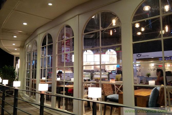 黑馬一加手機2評測:從手感到質感的蛻變