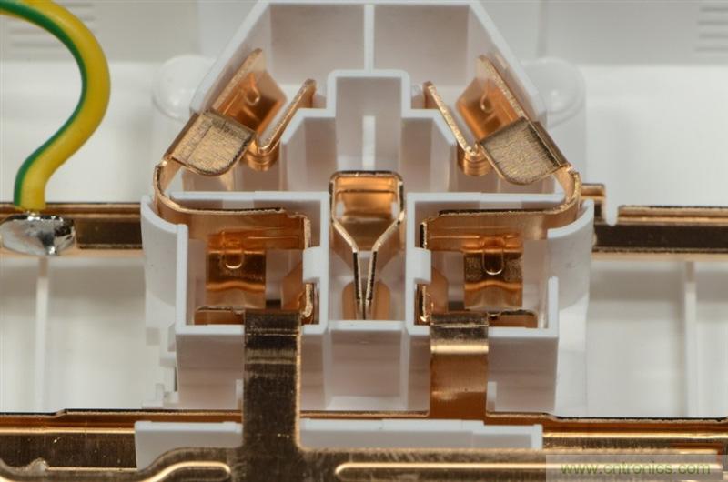 做工怒贊 神秘芯片!小米智能插線板拆解、評測