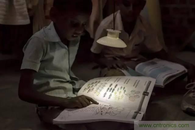 單靠重力就能工作的燈，將為15億人帶來光明