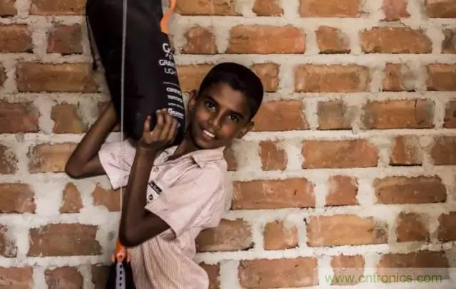 單靠重力就能工作的燈，將為15億人帶來光明