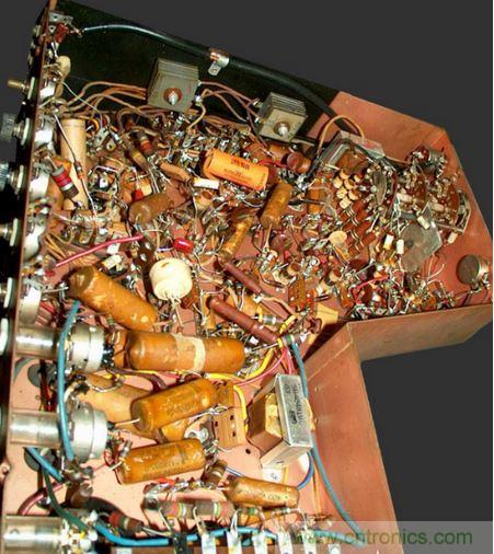 1948年Motorola的VT-71「Golden View」7吋電視機就是采用點對點接線。（圖片來源：Wikimedia/Westernelectric555）