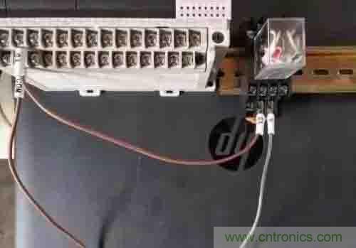 PLC的輸出方式:繼電器和晶體管 PLC的輸出方式:繼電器和晶體管