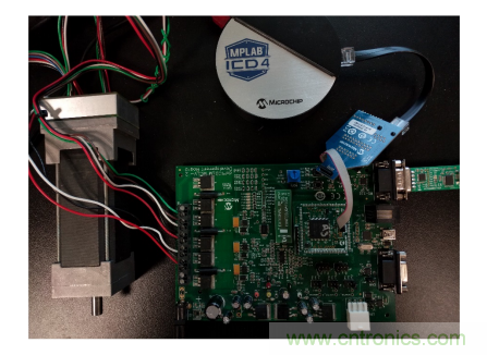 如何使用降階隆伯格觀測器估算永磁同步電機的轉(zhuǎn)子磁鏈位置？